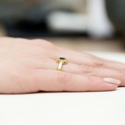 Złoty pierścionek zaręczynowy z Szafirem 0,70ct i diamentami próby 585